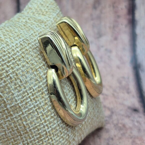 Classic Gold Tone Door Knocker Hoop Earrings Pierced 1.5" Dangle Drop - Picture 4 of 6